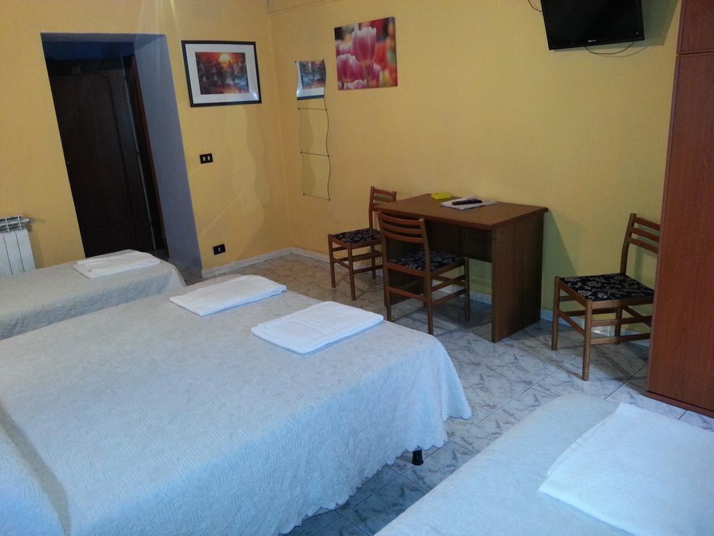Отель Roxena House Рим Экстерьер фото