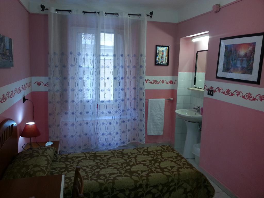 Отель Roxena House Рим Экстерьер фото