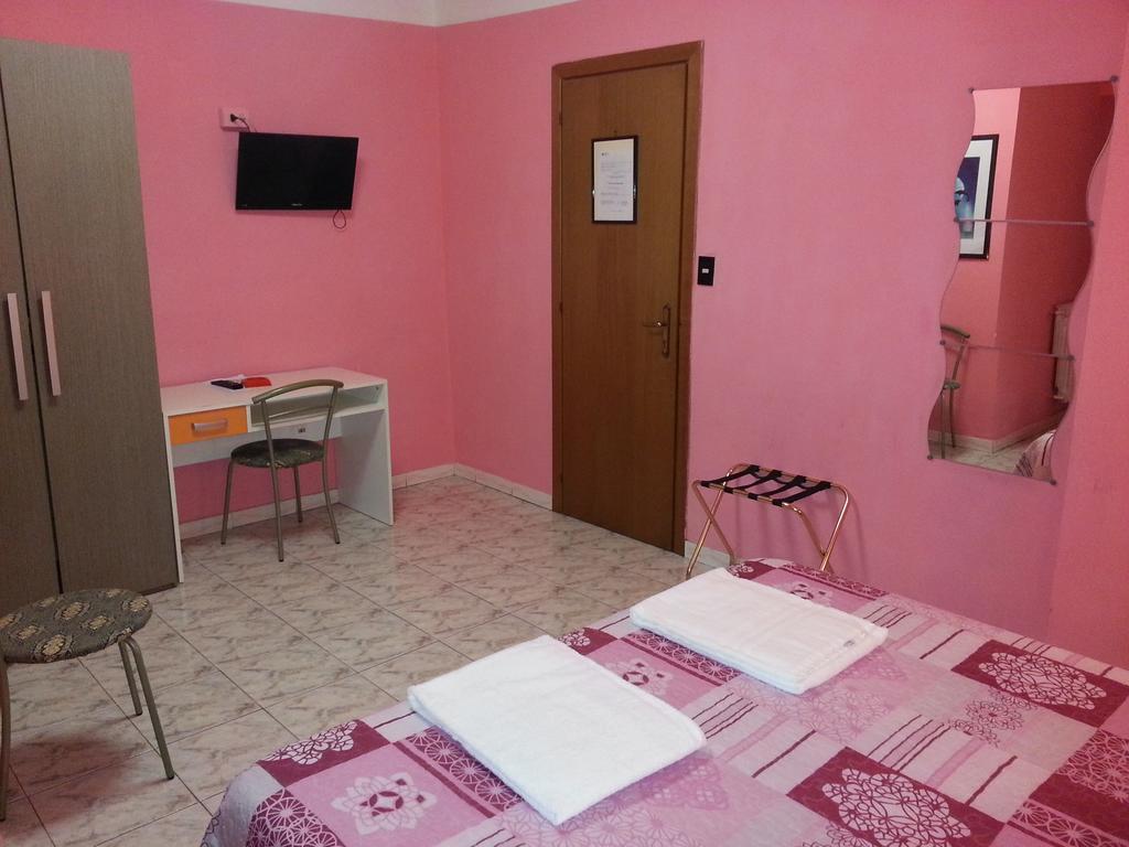 Отель Roxena House Рим Экстерьер фото