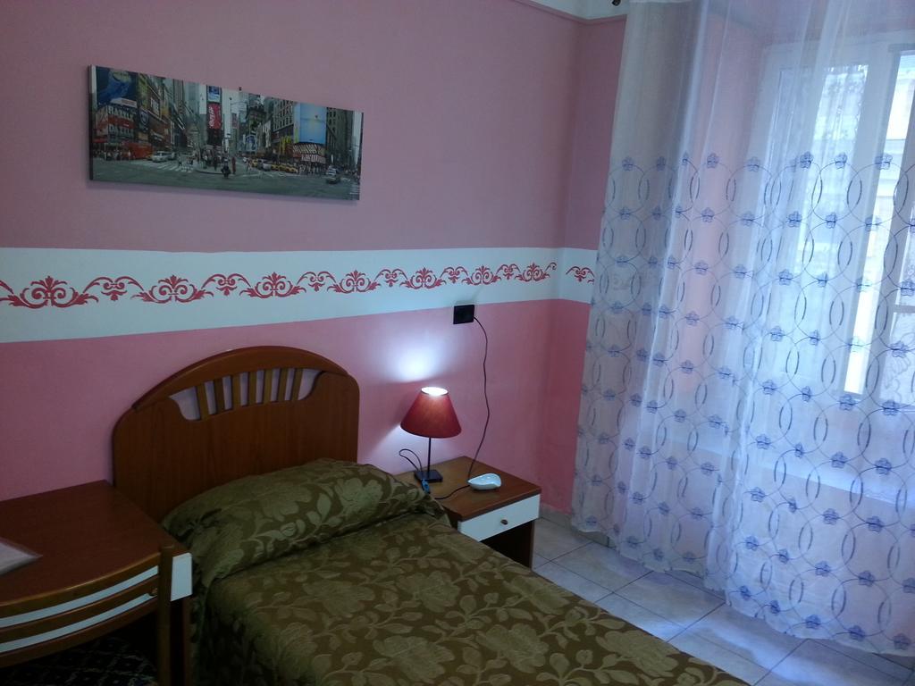 Отель Roxena House Рим Экстерьер фото