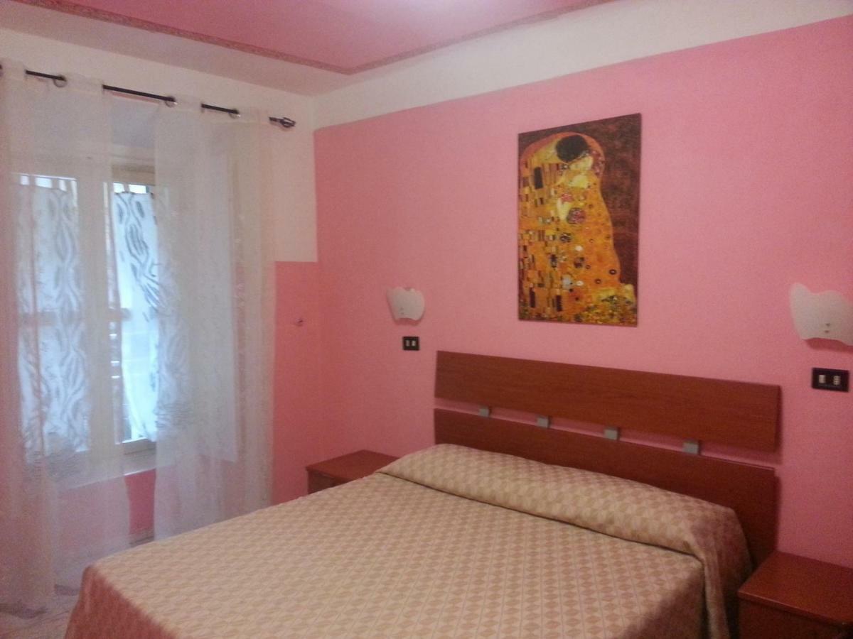Отель Roxena House Рим Экстерьер фото